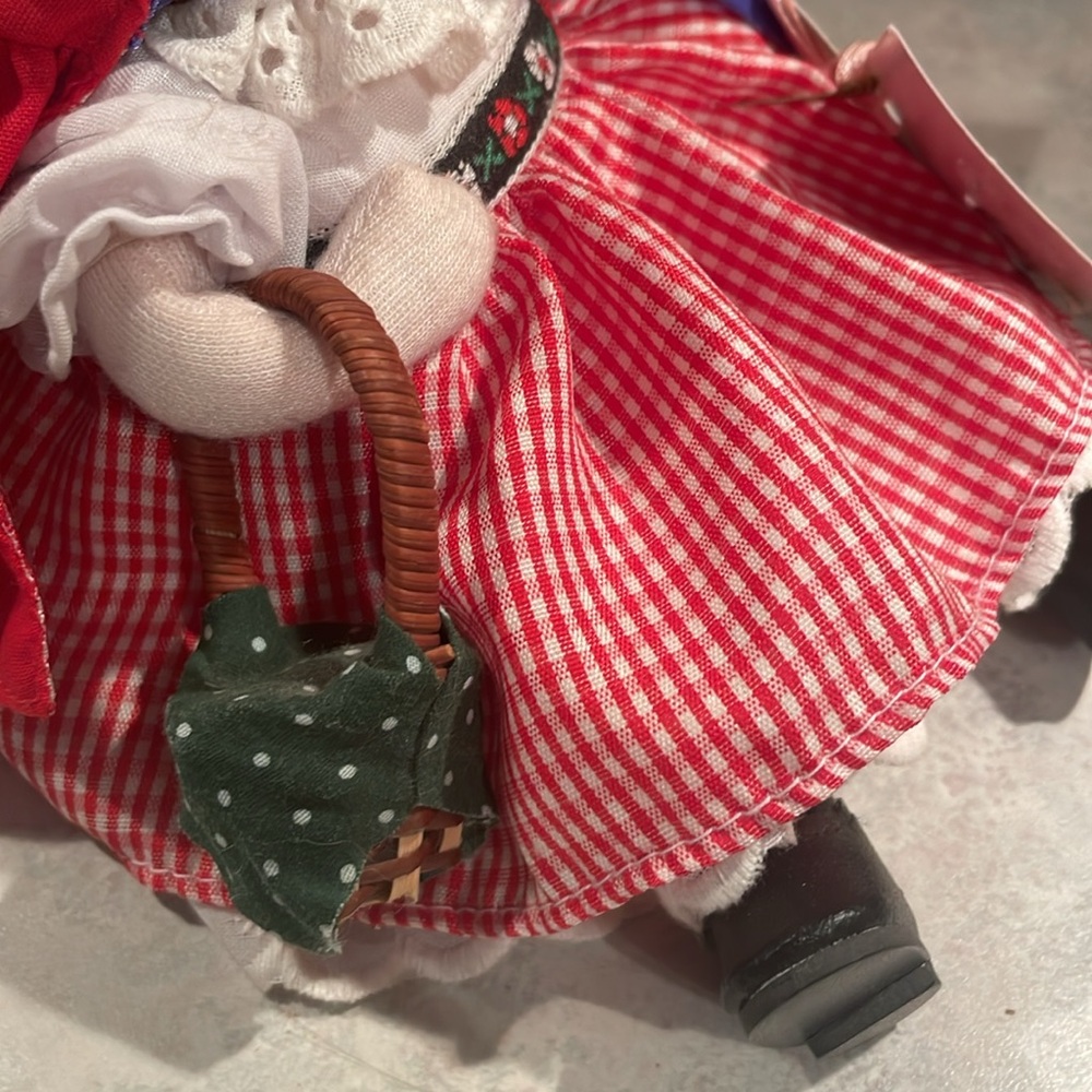 Green Tree Red Riding Hood - Picture 5 of 8